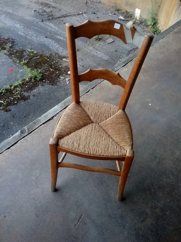 Chaise bois, assise paille tressée  Chaise d'occasion aux enchères