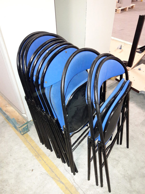 Lot de 11 chaises pliantes bleues  Chaise d'occasion aux enchères