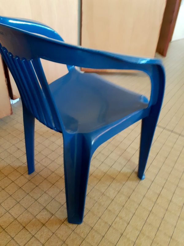 50 chaises plastiques bleues empilables  Chaise d'occasion aux