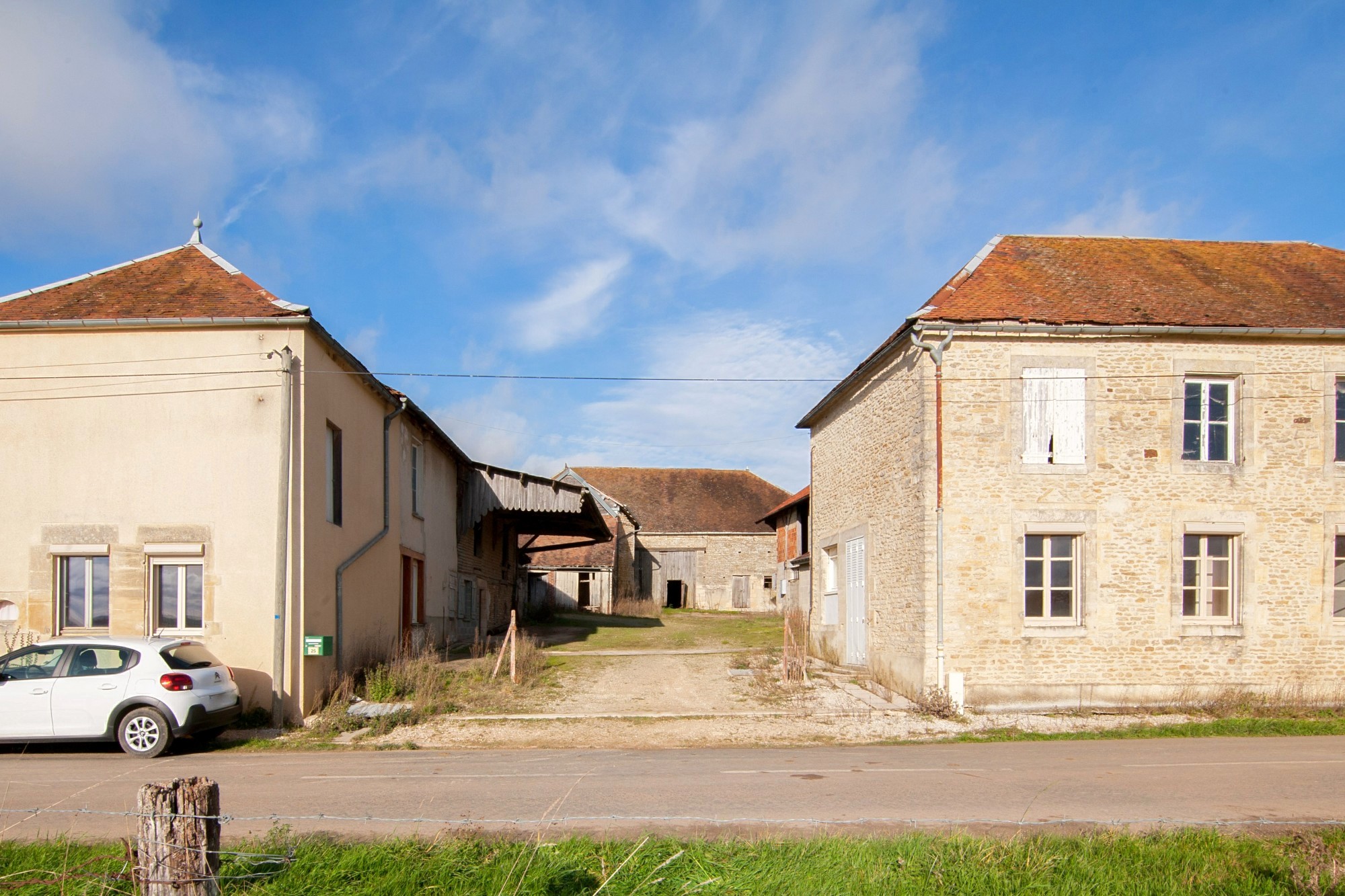 ANCIEN CORPS DE FERME - 178 M² - VAUCHONVILLIERS 