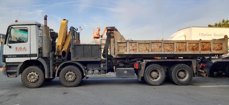 CAMION POLYBENNE - MERCEDES - 3235 GRUE 8x4 - 2003 / 382000 KM (92VN33 ...