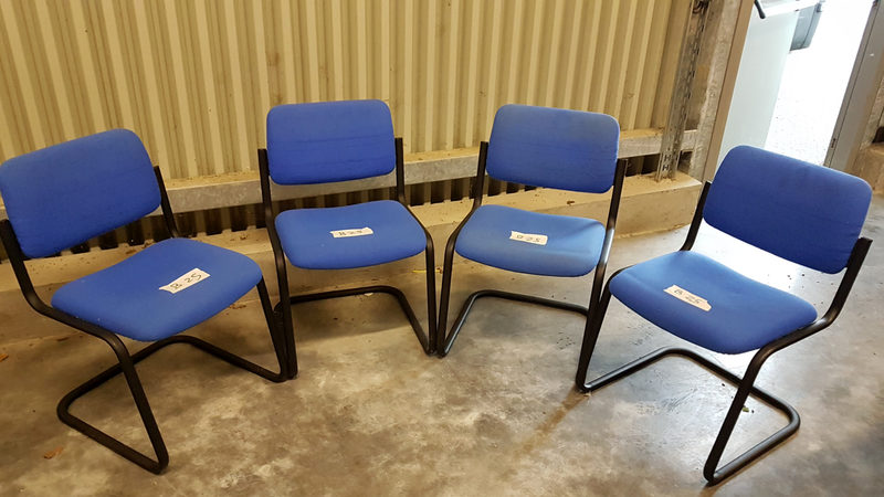 LOT DE QUATRE CHAISES BLEUES  Chaise d'occasion aux enchères  Agorastore